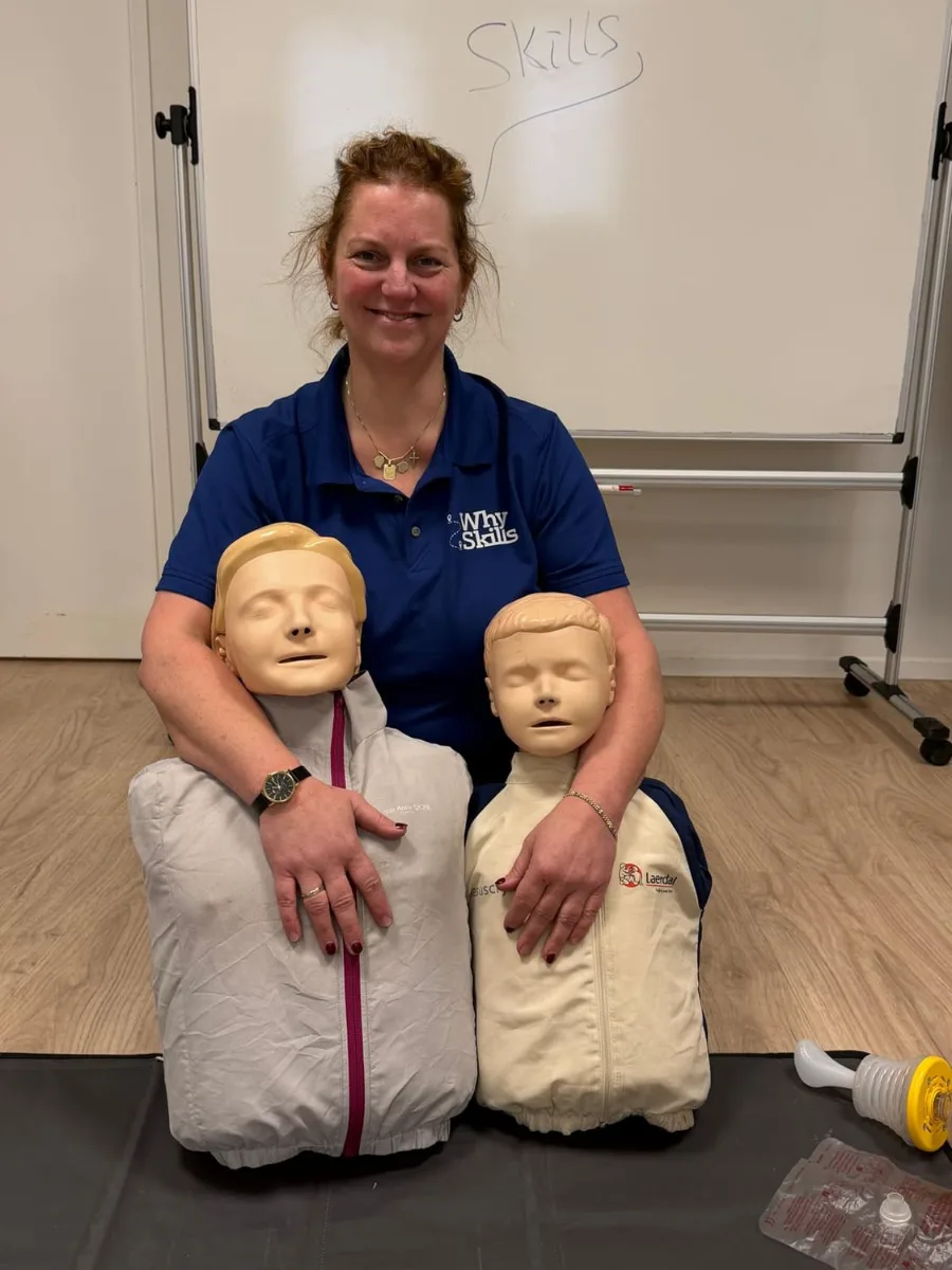 Deelnemers oefenen vol energie tijdens een training van Whyskills.