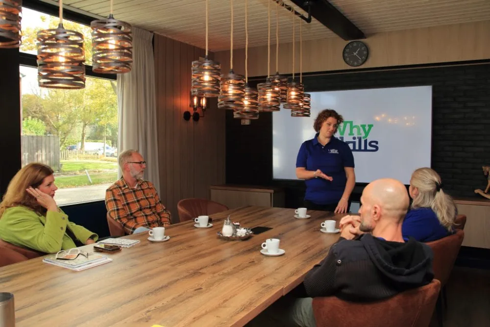 Instructeur van Whyskills geeft uitleg aan een kleine groep cursisten.