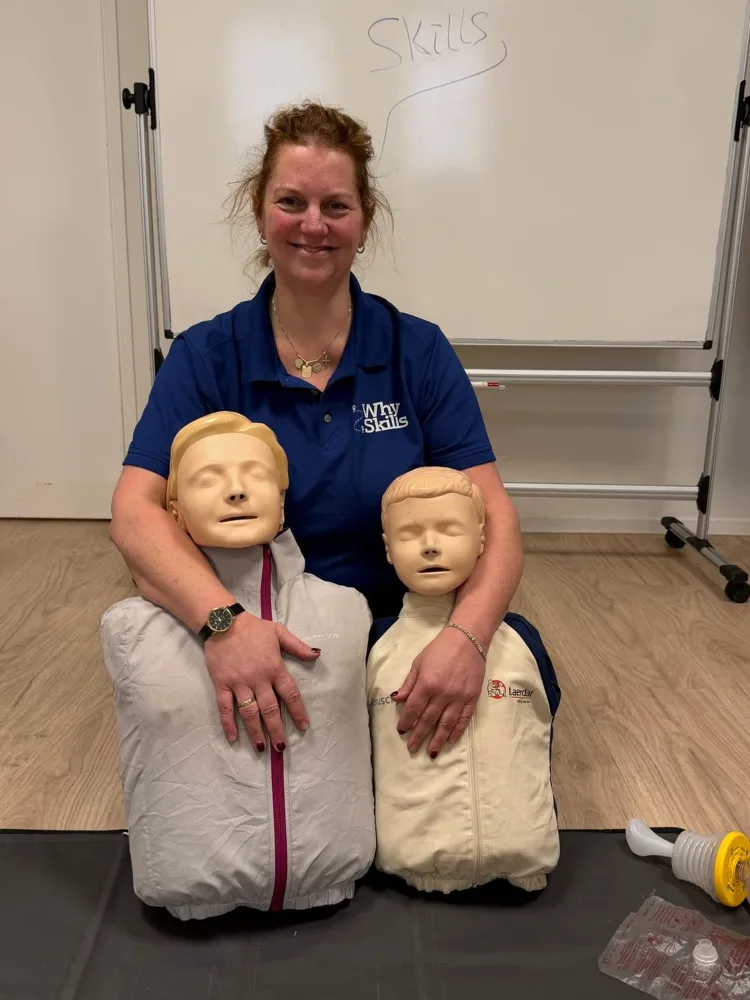 Marrigje en cursisten lachen tijdens een energieke praktijktraining van Whyskills.